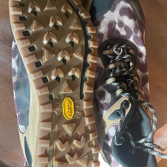 Merrell hiking shoes. Worn once, just a little too big for me - Picture 3 of 3